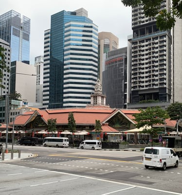 Die alten Markthallen im Bankenviertel. Beliebter Treffpunkt zum Essen und Plauschen.