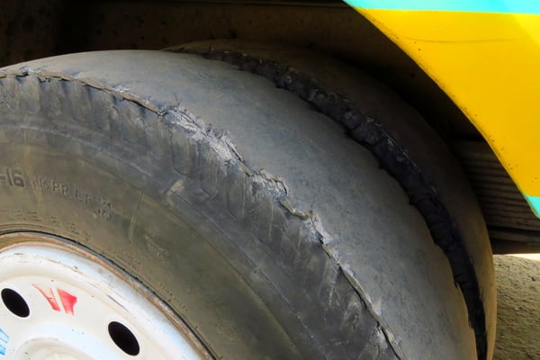 Kein Reifen eines Formel 1 Boliden, sondern Hinterradreifen eines Autobusses.