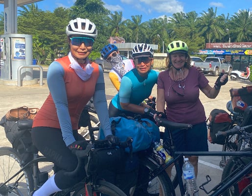 Grosses Hallo! Gruppe aus Thailand, die mit Rennrädern unterwegs ist.