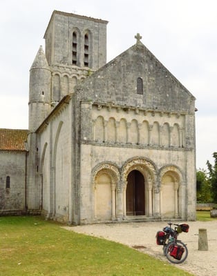 In den Dörfern auf dem Land gibt es sehr alte Kirchen, wie diese romanische.