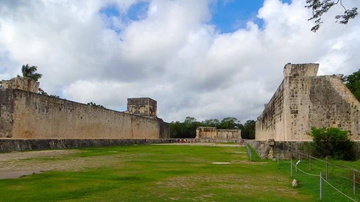 Eines der vielen Ballspielfelder. (Die Mayas hatten neben der vielen Bauerei noch Zeit zum Ballspielen :)