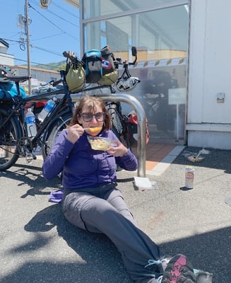 Mittagessen vor dem 7eleven.