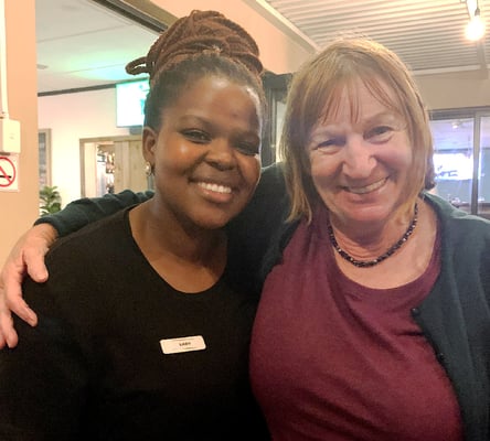 Lady, sie heisst wirklich so, musste nach einem Jahr an der Uni das Studium wegen fehlendem Geld abbrechen. Sie arbeitet heute im Service.