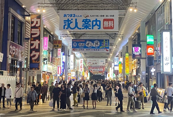 In grösseren Städten gibt es überdachte Strassen zum Bummeln und Einkaufen. Wir vermuten, dass das Dach mehr dem Sonnen- als dem Regenschutz dient.