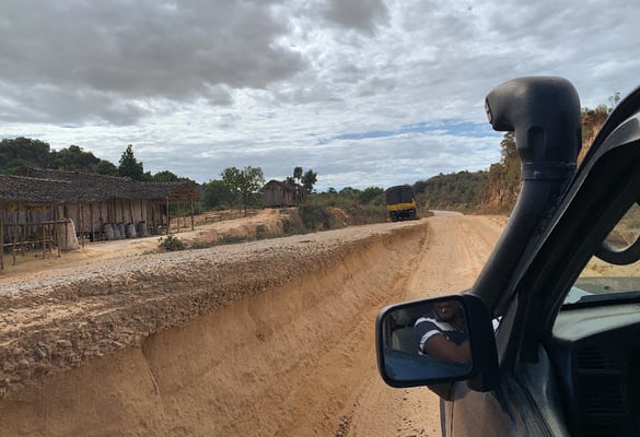 An manchen Stellen ist die Strasse um 1,5 m ausgefahren.