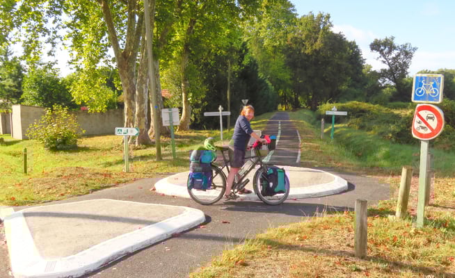 Verkehrsinseln für Velofahrer. Wir meinen, etwas zu viel des Guten.