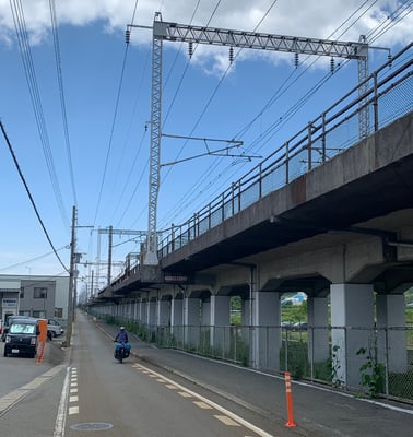 Infrastrukturbauten, hier die Shinkansen-Trasse, prägen oft über dutzene Kilometer die Landschaft.