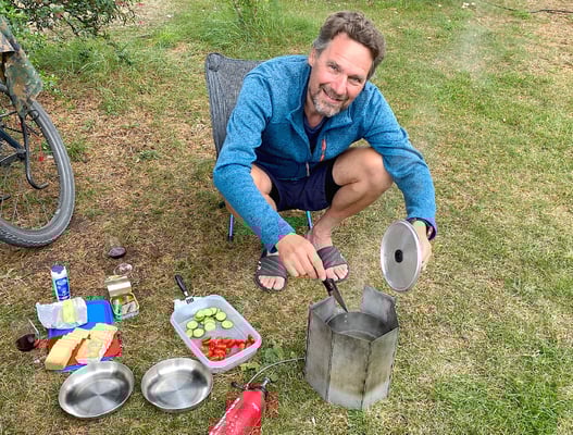 Im Freien kochen. Wir lieben das sehr (ohne Regen . . .)