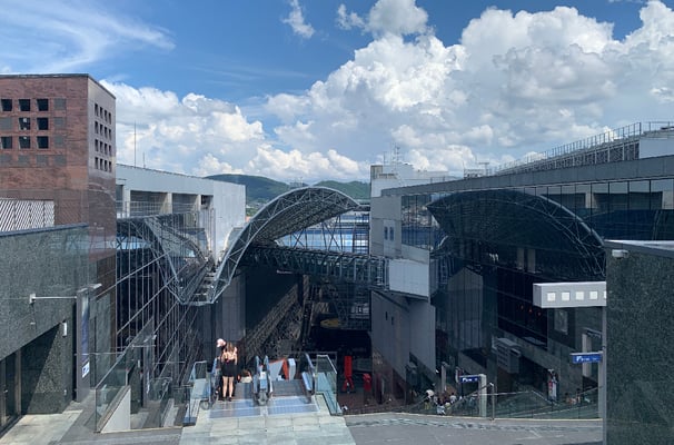 Supermoderner Bahnhof von Tokio.