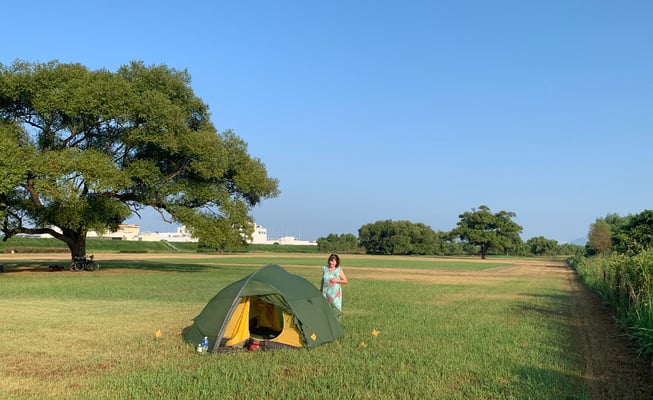 Zelten bei einem Sportpark.