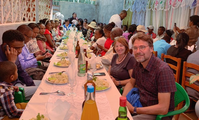 Wir dürfen als Gäste bei der Hochzeit von Xaviers Nichte Platz nehmen.