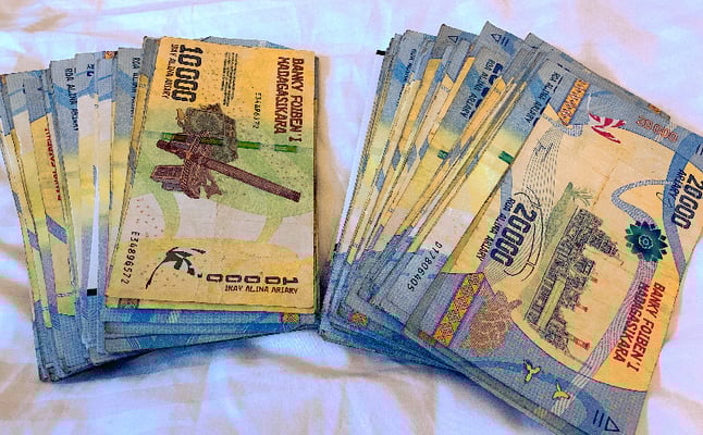 Ständig reisen dicke Bündel Banknoten mit uns. Nur nicht die Übersicht verlieren! ATM gibt es nur in grösseren Ortschaften.