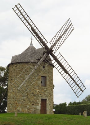 Windmühlen oder ihre umgebauten Reste sind nach Le Mont-Saint-Michel oft an der Küste anzutreffen.