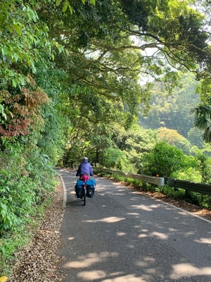 Erst noch eine breite Strasse (orange auf der Karte). 