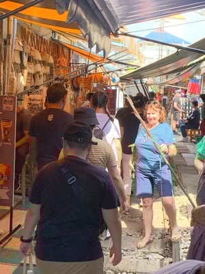 Erst in allerletzter Minute, bevor der Zug kommt, werden die Dächer der Marktstände geräumt.