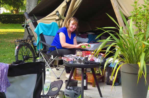 Besonders Bea hat den Narren an den kleinen Zelten gefressen, die es auf einigen Zeltplätzen zu mieten gibt.