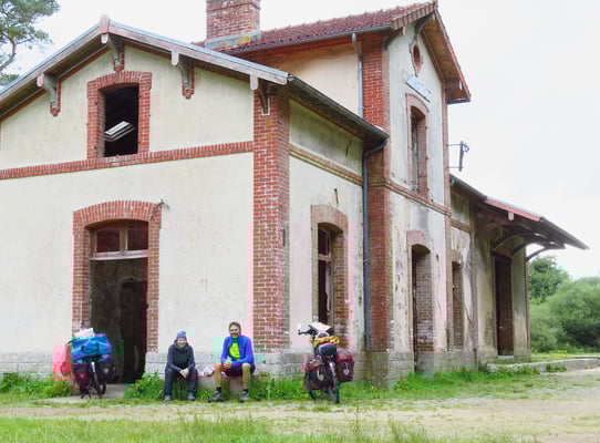Einer der langsam verfallenden ehemaligen Bahnhöfe an einer Voie Verte-Route.