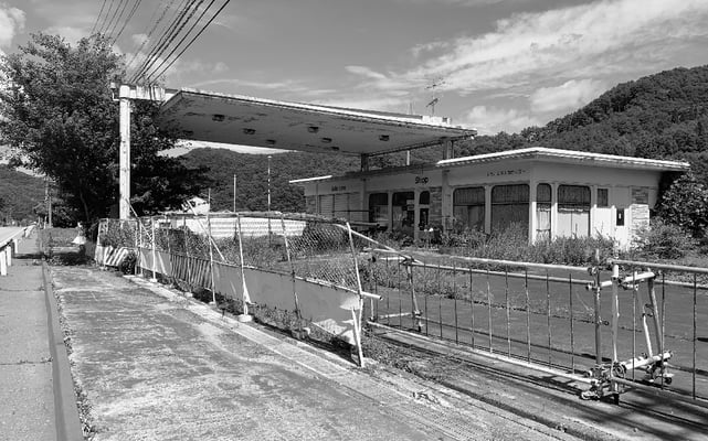 Immer wieder leerstehende Gebäude, die vergammeln. 18% Leerbestand von Wohnungen und Häusern.