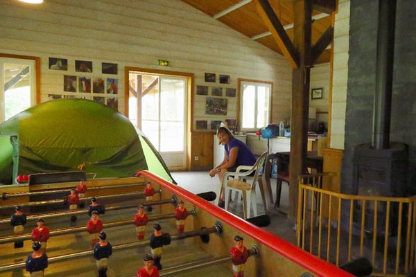 Zelten im Aufenthaltsraum einer Pferdefarm. Nachts könnte es Sturm und heftigen Regen geben. Wir nehmen das Angebot des Besitzers gerne an.