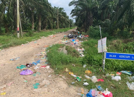 Und dann liegt der Mist irgendwo in der Landschaft. Affen nehmen alles auseinander.