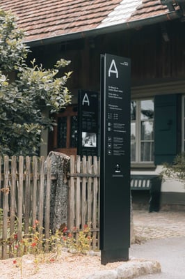 Zugang zum Albert Anker-Haus mit Infostele (Foto: Joel Jakob)