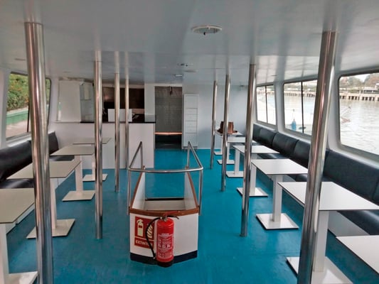 fiesta en barco para grupos grandes en Sevilla