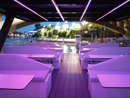 fiesta privada en barco por el Guadalquivir