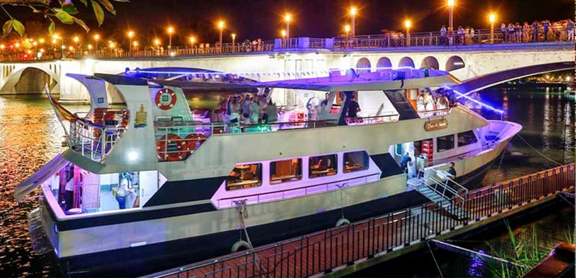 Paseo en yate de lujo por el Guadalquivir