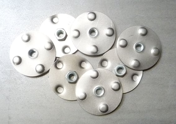 Pose d'insert et emboutissage sur pièces, acier décapé 1 mm