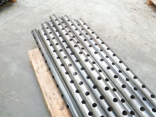 Tubes diamètre 76, perçage débouchant, trous diamètre 32, acier 5 mm