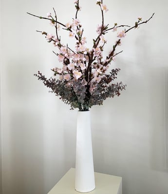 Kirschblüten in Vase