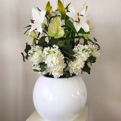 hortensien lilien in rundem topf