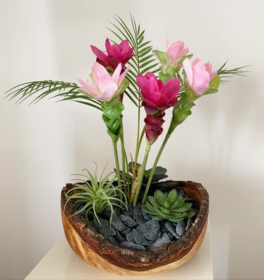 Blumenpracht in Holzschale