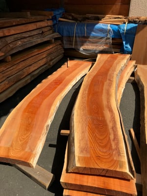 当然曲がりがあるので　どの部分をカットしてどう使うかを決定