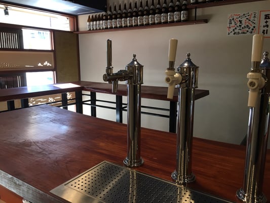 ビールサーバーの金具ともステキにマッチしています。ちなみにおかわりは自分で入れられますよ