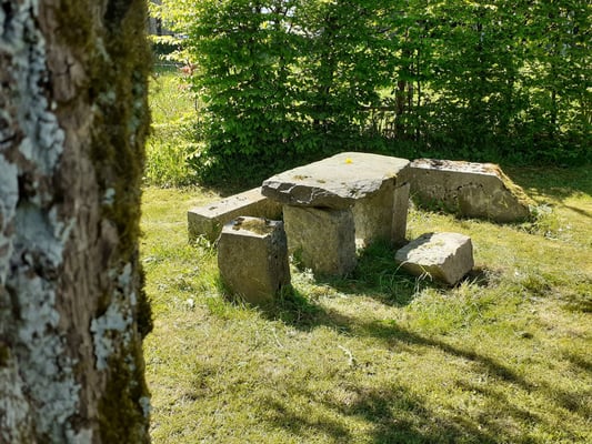 Altitude 445 - La Chouette s'amuse - Table en pierre
