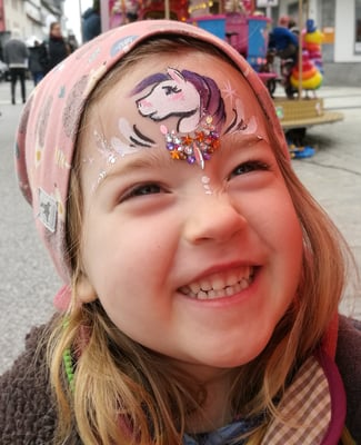 Kinderschminken Penzberg Kinderanimation Pferd Krone Bling