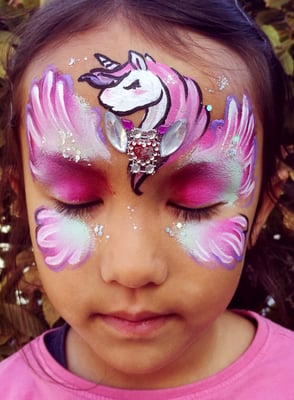 Einhorn auf Stirn, Kinderschminken mit Bling und Augen rosa