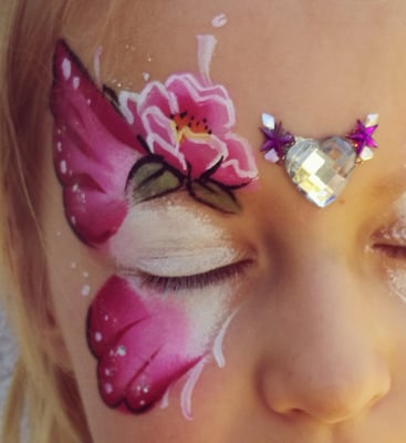 geschminkter Schmetterlingsflügel mit Blume