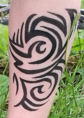 Bodypainting Tribal am Unterschenkel in Schwarz, Fake-Tattoo