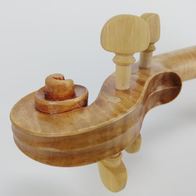 Wir stellen Kopien alter Barockgeigen in reiner Handarbeit in unserem Atelier für Geigenbau in Bayern her