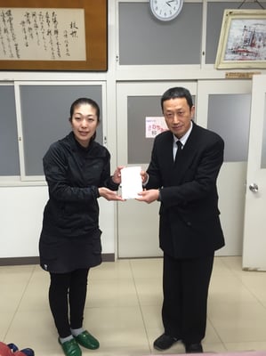 皆様のお気持ち、歌津中学校へお届けいたしました。新しい校長先生。