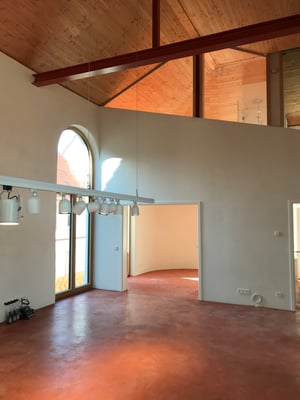 Lieblingsbaustelle mit rotem Beton kurz vor Fertigstellung