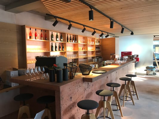 Restaurant mit Theke aus rotem Beton im 300 Jahre alten Haus