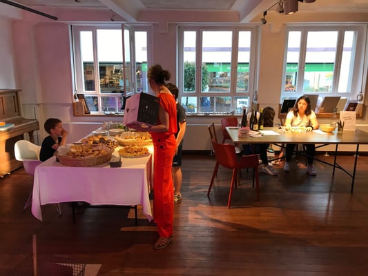 Büffet während eines Konzertes im Büro Culturebridge Architects 