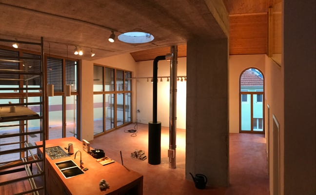 Lieblingsbaustelle mit rotem Beton kurz vor Fertigstellung