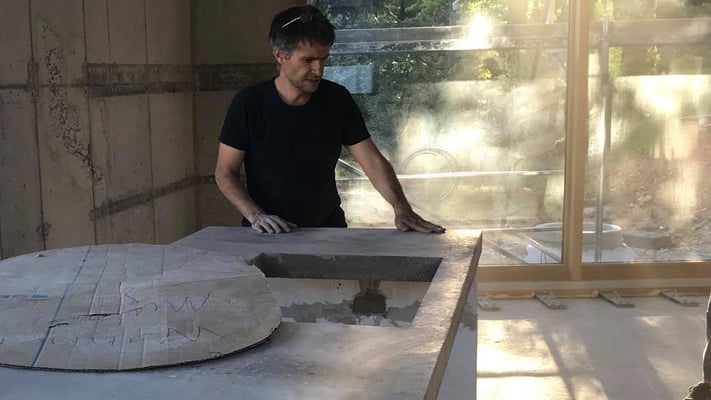 Christian Hennecke, mal als Handwerker (Beton Küchenblock schleifen)