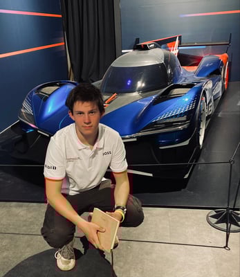 Friedrich Hennecke, hilft beim Zeichnen und beim Betonbearbeiten, zukünftiger Automotive Designer