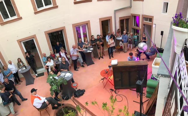 Culturebridge Architects sponsort Jazz-Konzert LUCA SESTAK im Hof des Weinhaus Moser