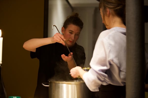 Elli und Anja, zwei Architektinnen beim Kochen bei der ersten "FREITAGSKÜCHE"